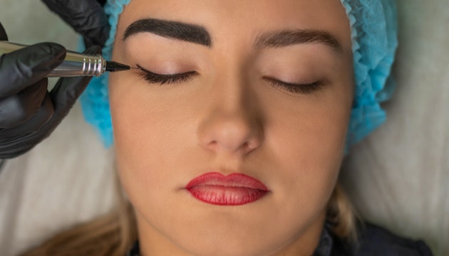 eyeliner-semipermanente-esecuzione