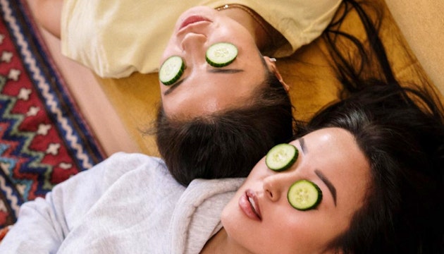 ragazze con cetrioli sugli occhi