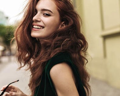 Come togliere il riflesso verde dai capelli? Tutti i rimedi.